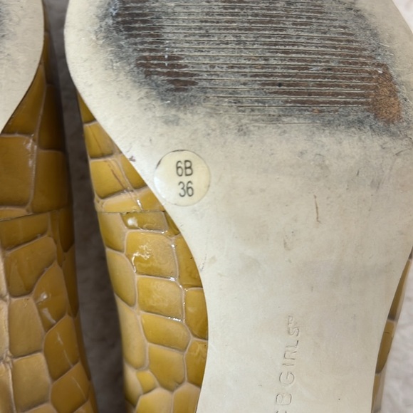 BCBG gold/yellow reptile textured Heels Elegant Design size 6. - Picture 8 of 10